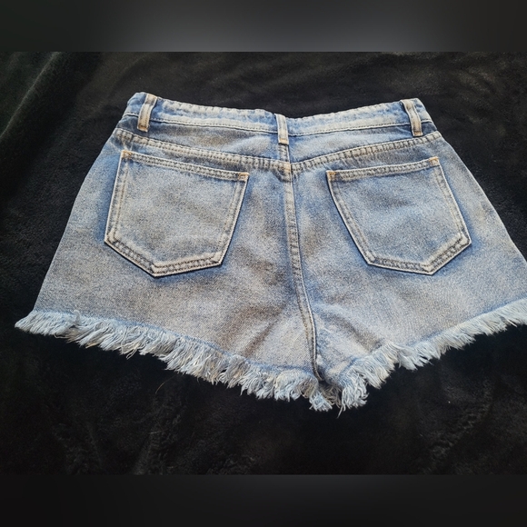 POL Distressed Denim Metal Fringe Shorts. NWOT Sz M - Picture 2 of 11